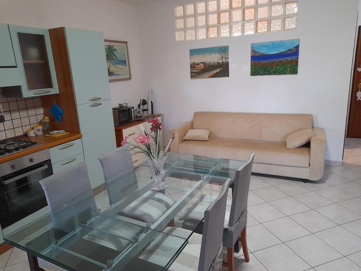 Casa Con Veranda In Centro - Comodo Parcheggio E Garage Incluso Latina Bagian luar foto