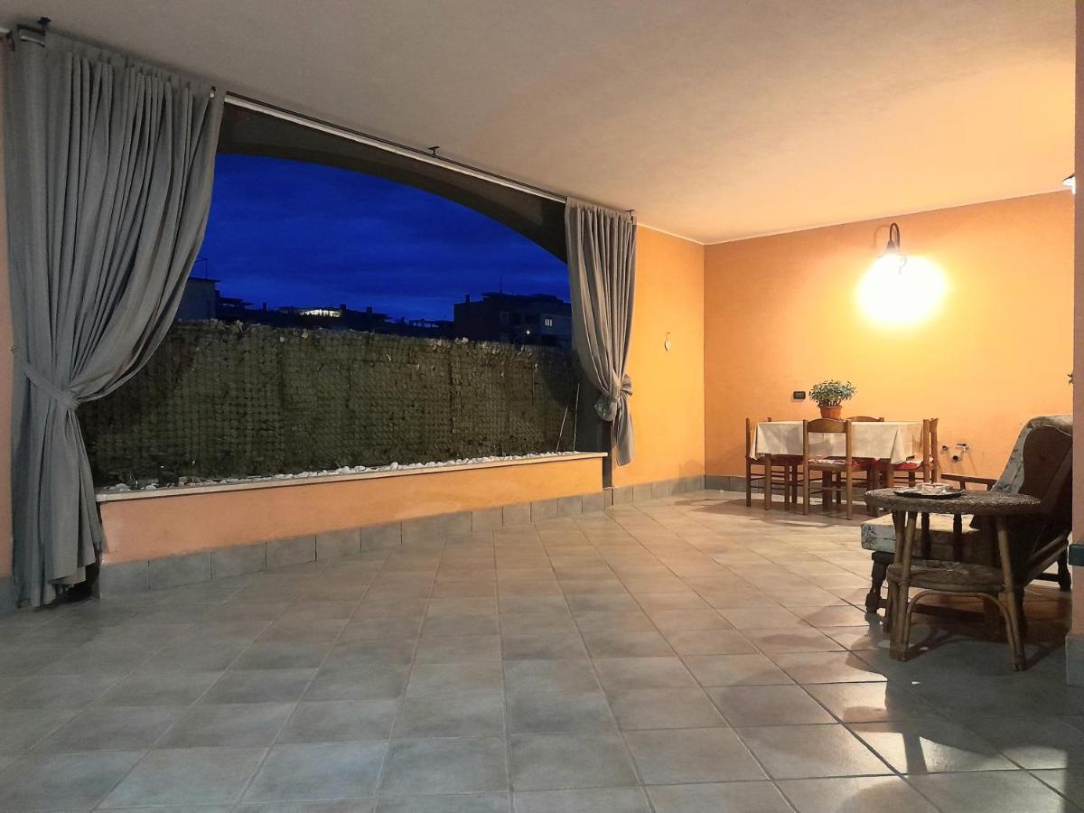 Casa Con Veranda In Centro - Comodo Parcheggio E Garage Incluso Latina Bagian luar foto