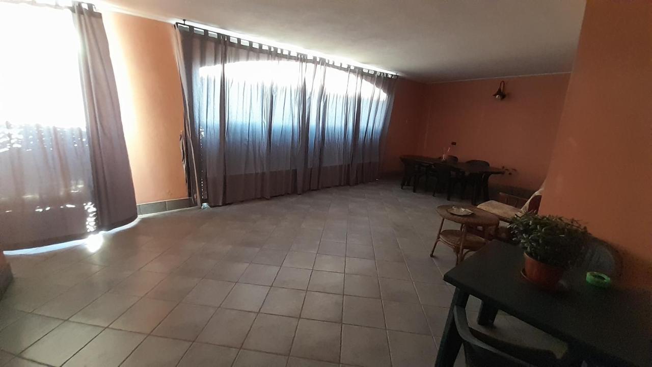 Casa Con Veranda In Centro - Comodo Parcheggio E Garage Incluso Latina Bagian luar foto